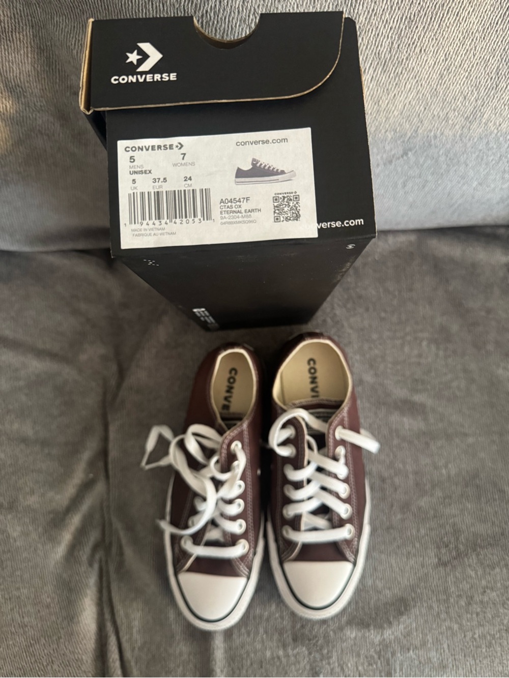 Converse Low Top Canvas Sneakers in chocolate and White size 7 chocolate color - Picture 2 of 2